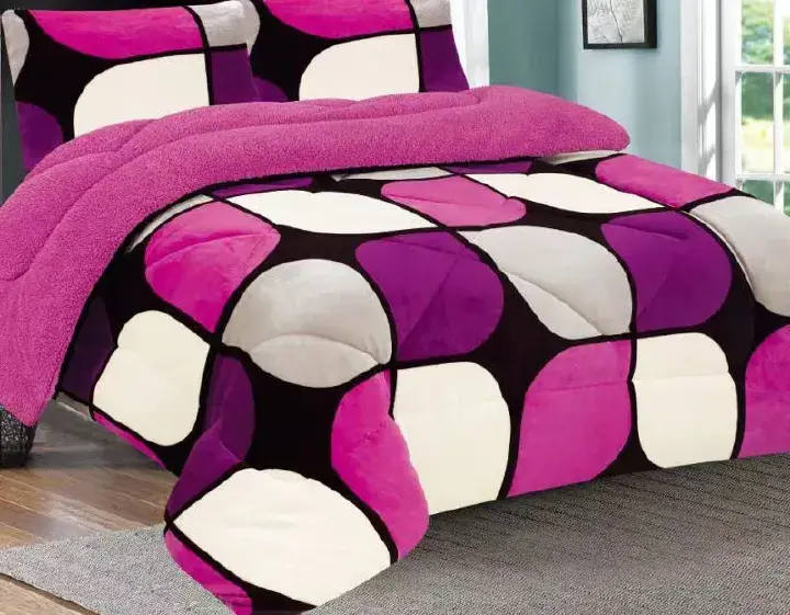 Patches Pink Heavy Woolen Duvet (5*6)